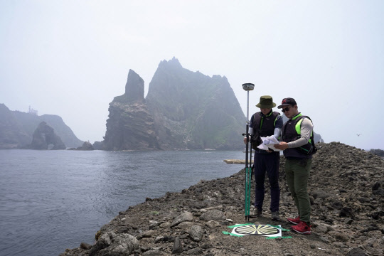 LX 공사 임직원들이 네트워크 RTK를 이용해 독도 측량을 하고 있다. LX 제공